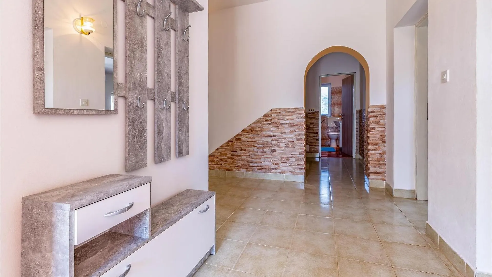 Nice Home In Liznjan With Kitchen Sisan 0*,